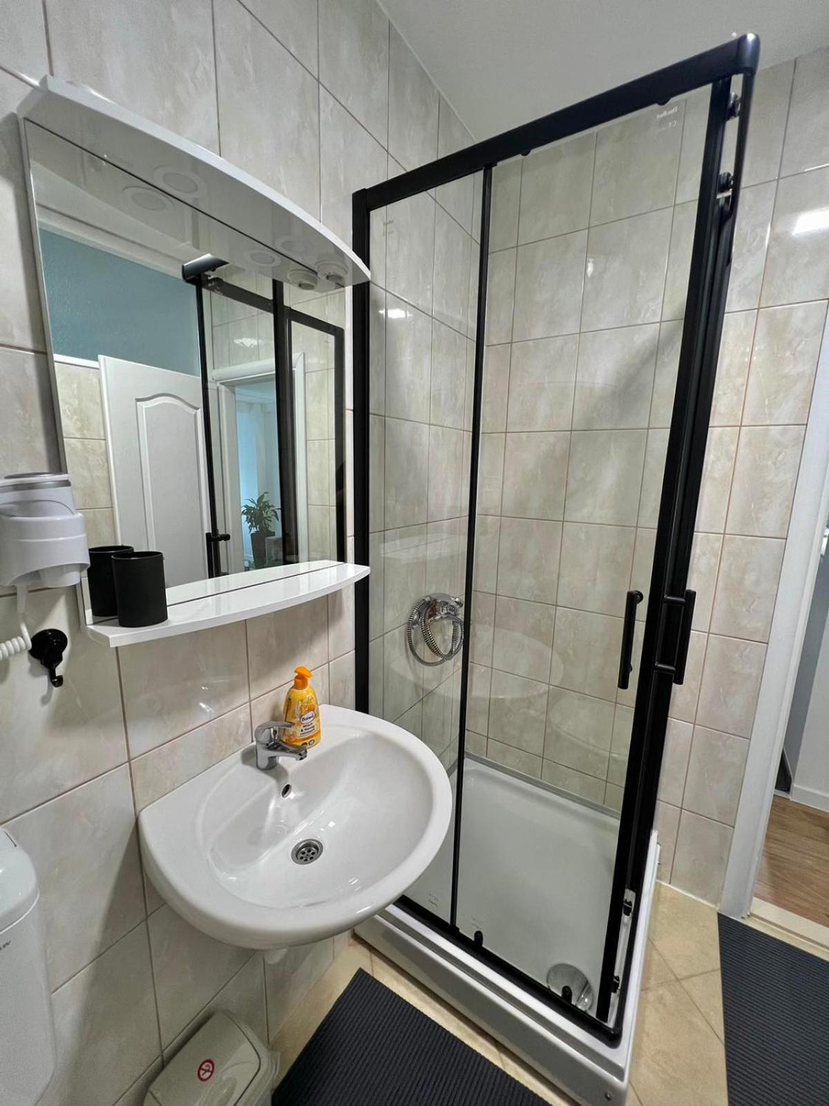 מוסטר New Luxe Apartments מראה חיצוני תמונה