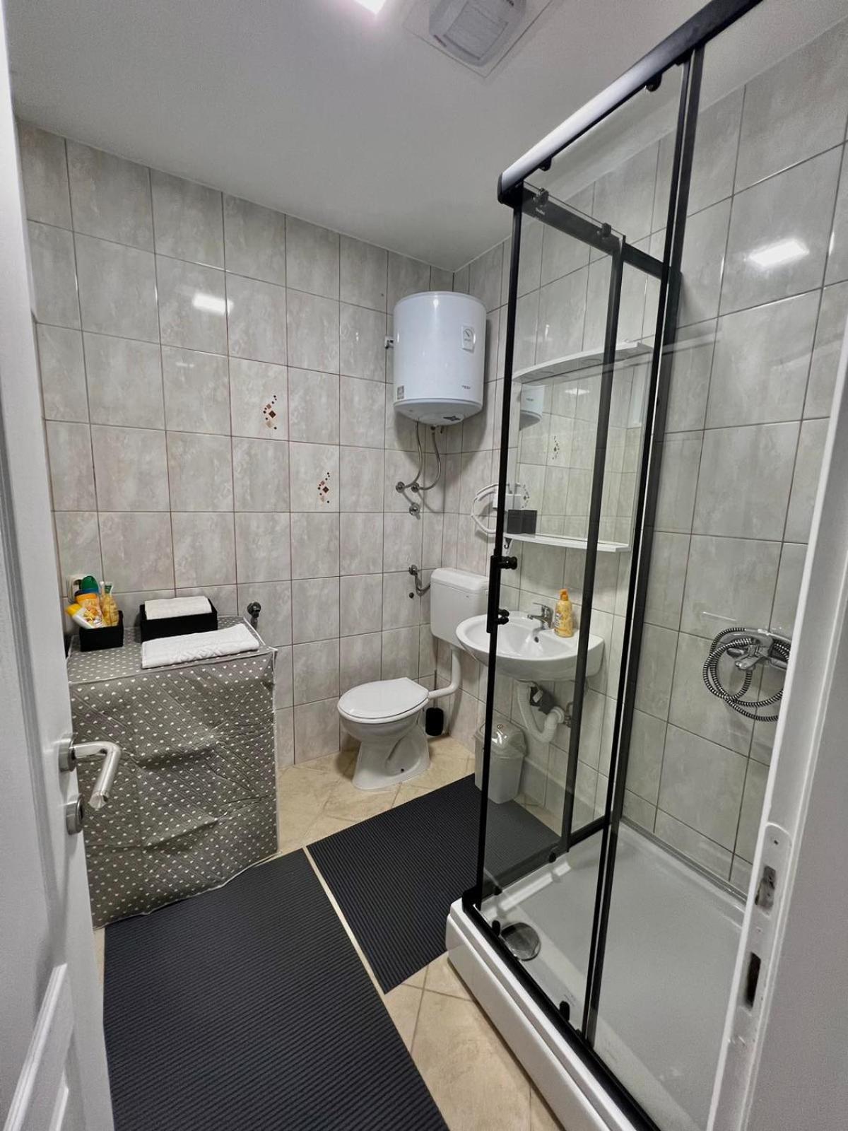 מוסטר New Luxe Apartments מראה חיצוני תמונה